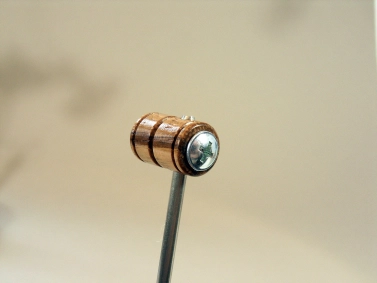 Adjustable wooden thread holder Adjustable wooden thread holder